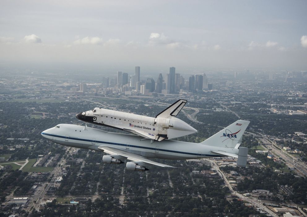 Foto: El trasbordador espacial Endeavour sobrevuela la ciudad de Houston, Texas (Reuters).