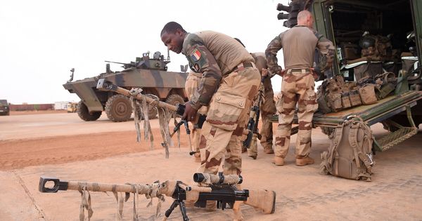 Foto: Un soldado francés se prepara para la visita de Macron al contingente desplegado en Gao, Mali. (Reuters)