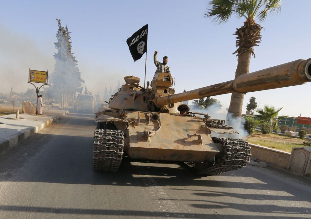 Foto: Combatientes del EI, tras su entrada en la provincia de Raqqa, en Siria, convertida en su capital (Reuters).