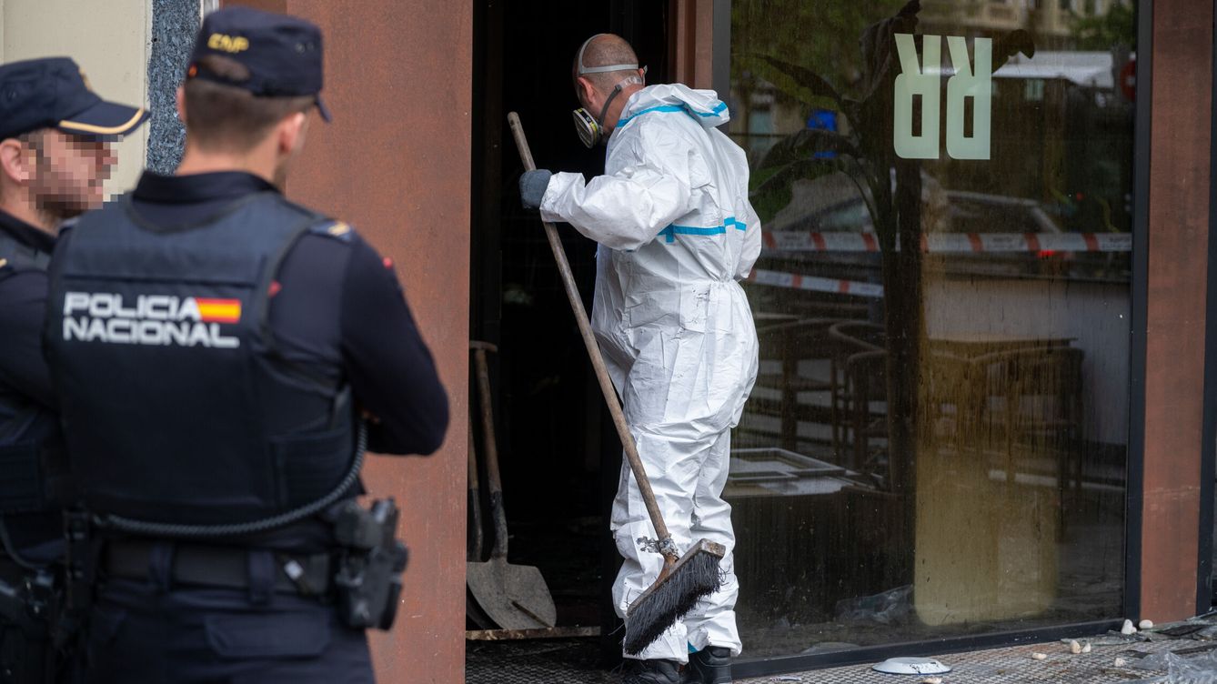 Foto: La Policía Científica en el restaurante donde se desató anoche el incendio en Madrid. (EFE/Fernando Villar)