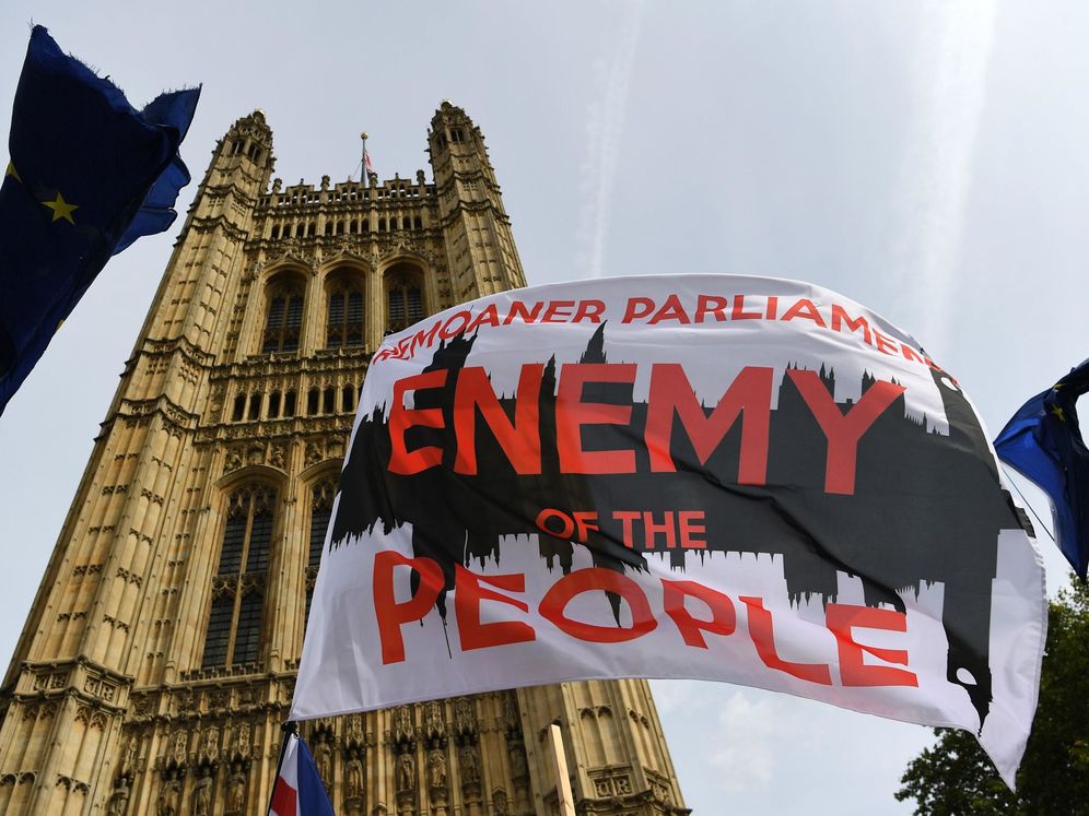 Foto: Una pancarta de protesta en el Parlamento británico. (EFE)
