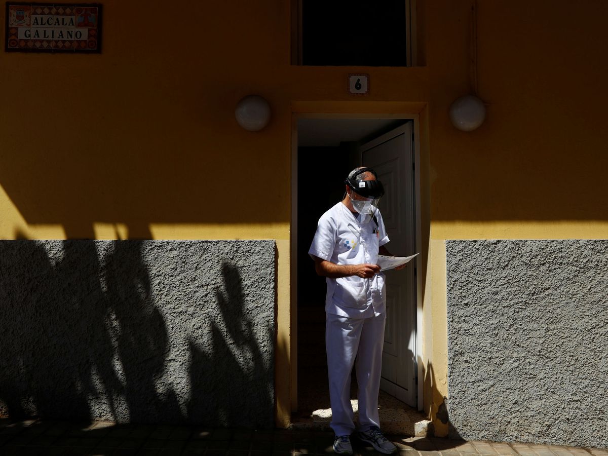 Foto: Un enfermero, en Telde (Tenerife). (Reuters)