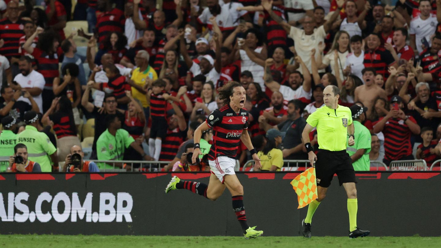 David Luiz celebra un gol con el Flamengo. (Reuters)