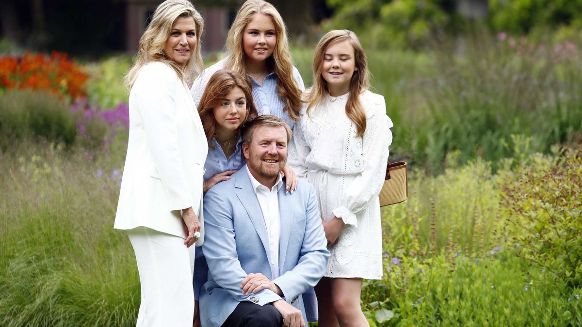 Máxima de Holanda y sus hijas, con looks coordinados en su posado de verano