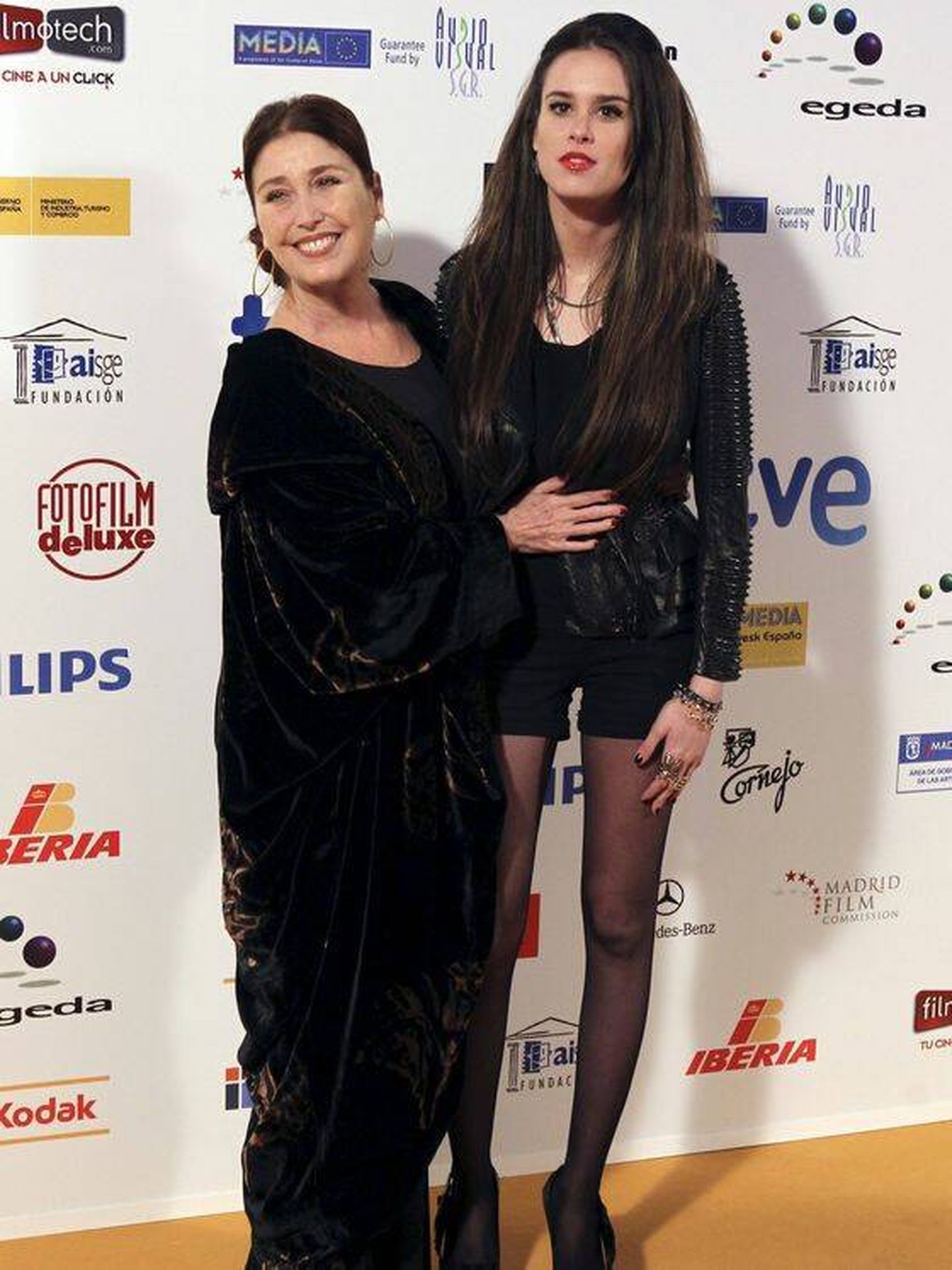 Verónica y su hija, María Forqué, durante la celebración de unos Premios Forqué. (EFE)