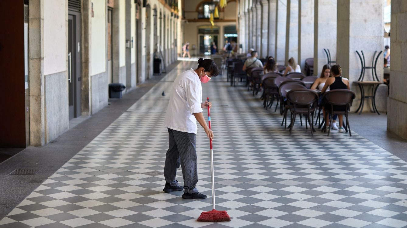 Foto: Una trabajadora realiza tareas de limpieza en una plaza de Girona. (EFE)