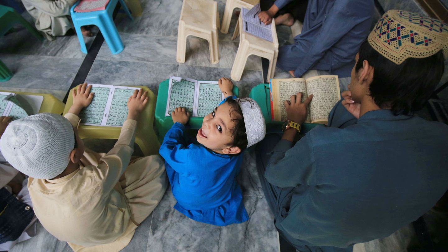 Unos niños leen el Corán en una mezquita en Pakistán durante el Ramadán. (EFE)
