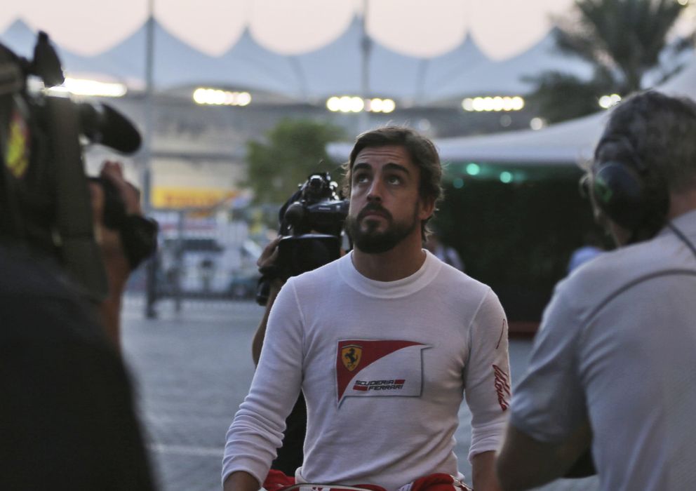 Foto: Fernando Alonso aproximándose a su box de Yas Marina.