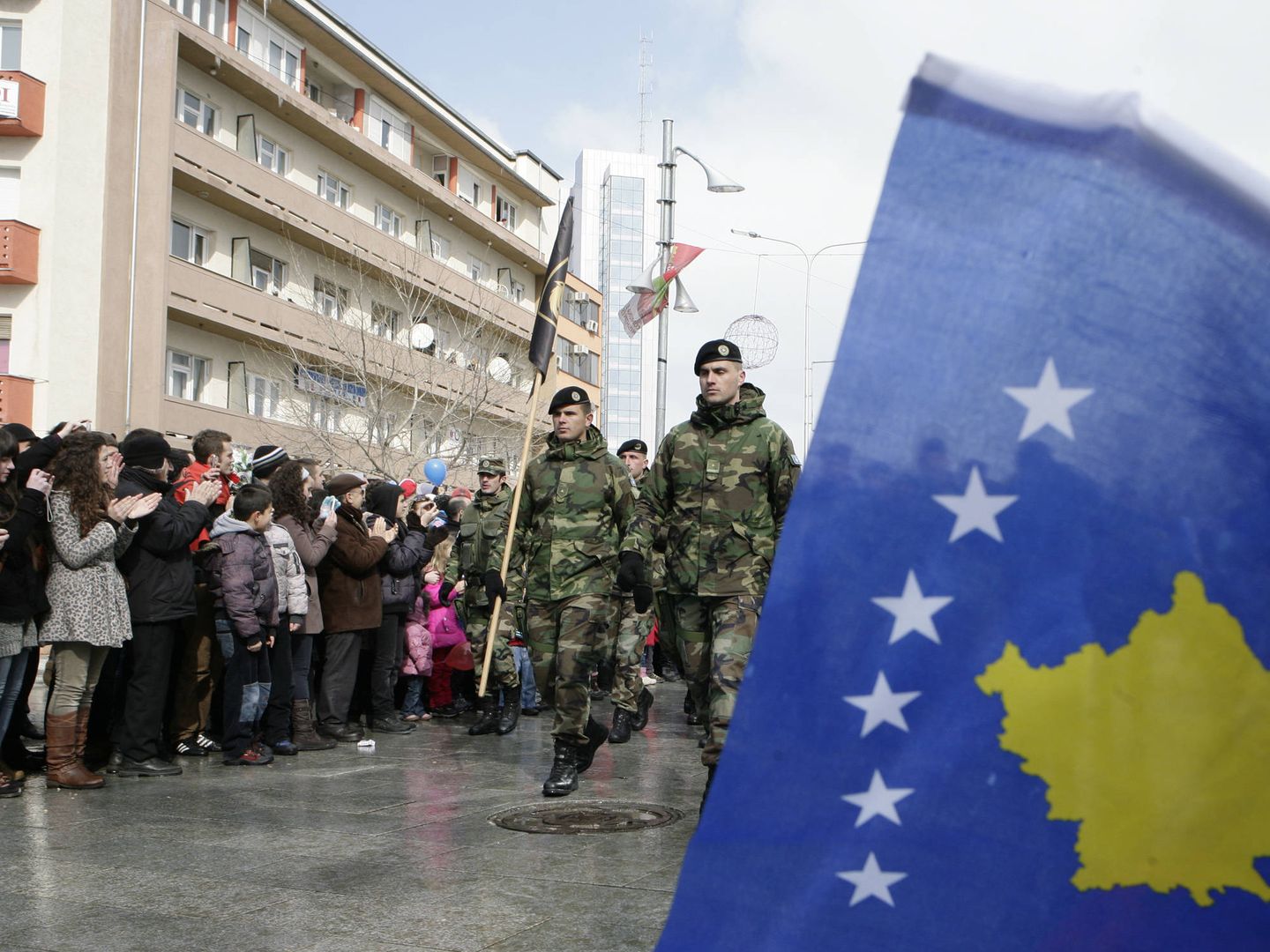 Miembros de las Fuerzas de Seguridad de Kosovo marchan durante el 4º aniversario de su independencia. (Reuters)