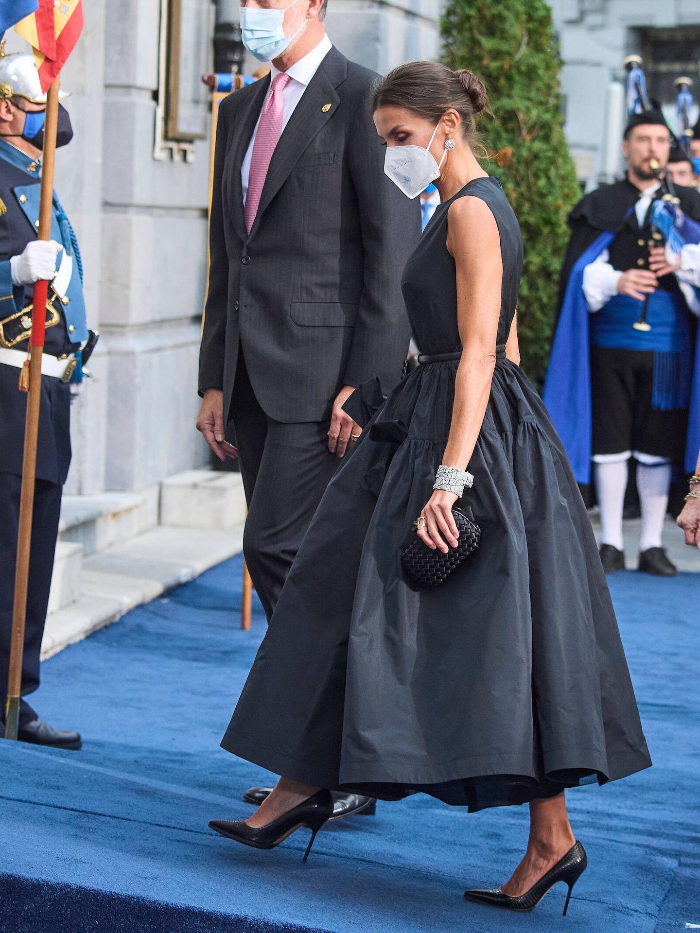 La reina Letizia, con las pulseras gemelas y los pendientes de chatones. (Limited Pictures)