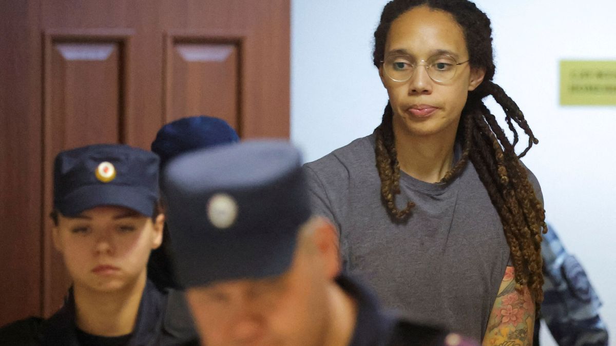 Rusia libera a la baloncestista Brittney Griner en un intercambio de prisioneros con EEUU
