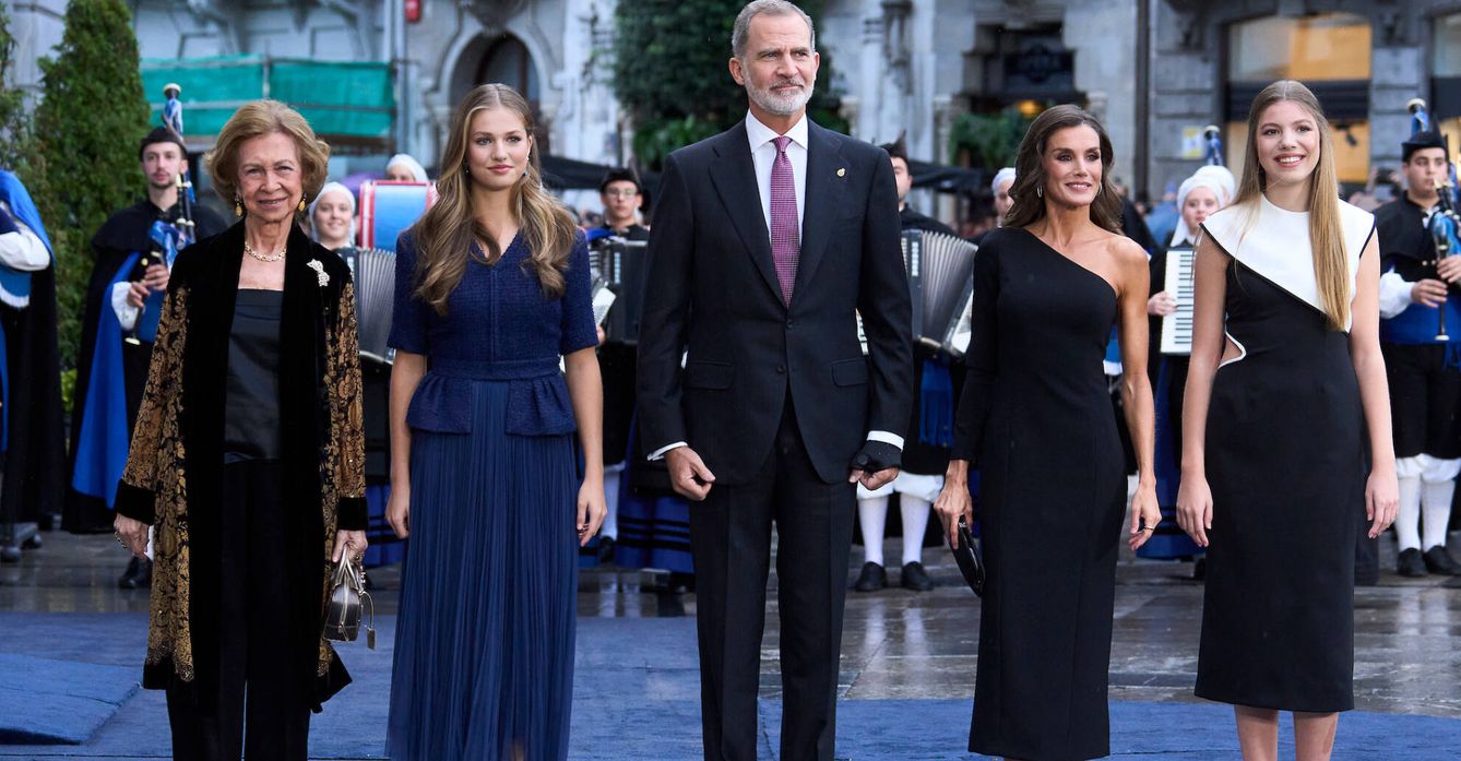 Los Reyes, la princesa Leonor, la infanta Sofía y la Reina emérita, en los Premios Princesa de Asturias. (LP)