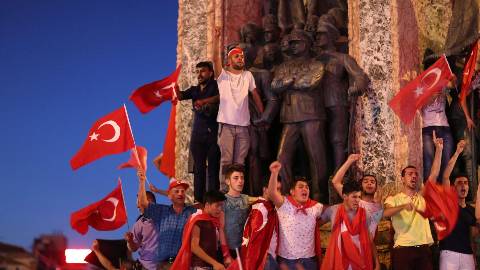 Foto: Partidarios del presidente turco Tayyip Erdogan gritan consignas en una manifestación contra el fallido golpe de Estado. (EFE)