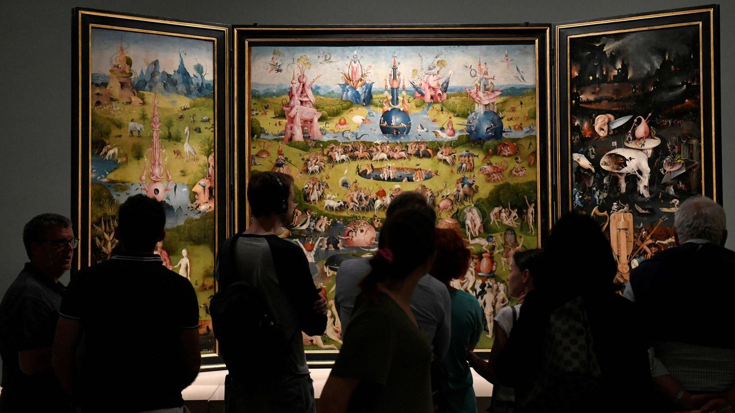 Visitantes observan este martes 'El jardín de las Delicias', de El Bosco, en el Museo del Prado. (EFE)