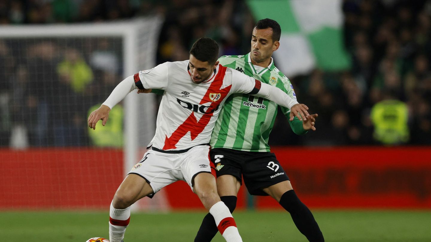Juanmi presiona al rival. (Reuters/Marcelo del Pozo)