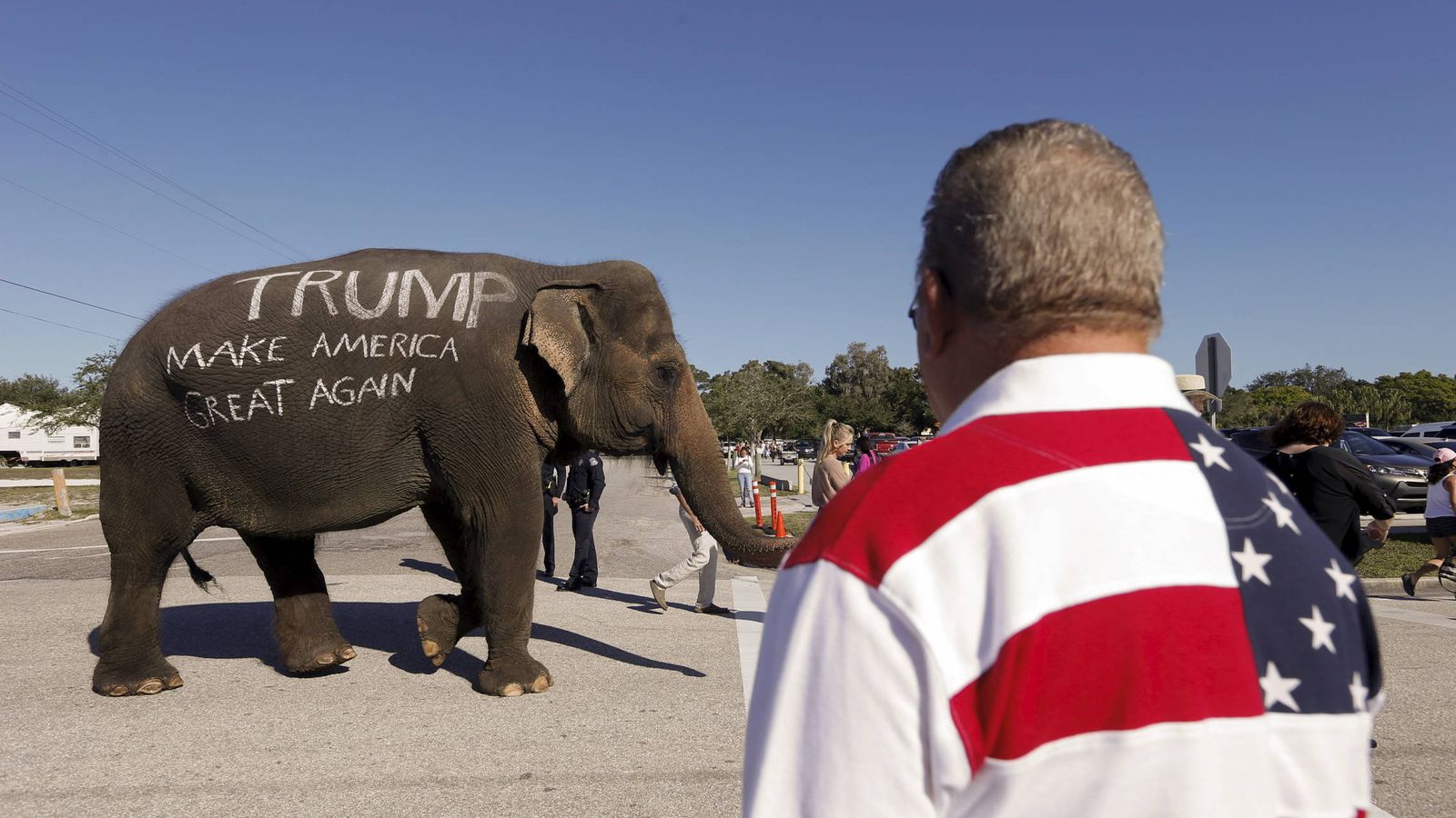 Foto: Partidarios de Donald Trump pasean un elefante, símbolo del Partido Republicano, en un acto en Sarasota, Florida, el 28 de noviembre de 2015 (Reuters)