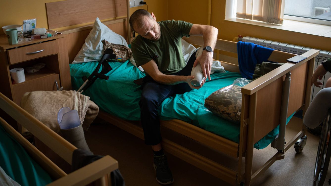 Foto: Andriy, colocándose su pierna nueva en un centro de rehabilitación en Leópolis. (Fermín Torrano)