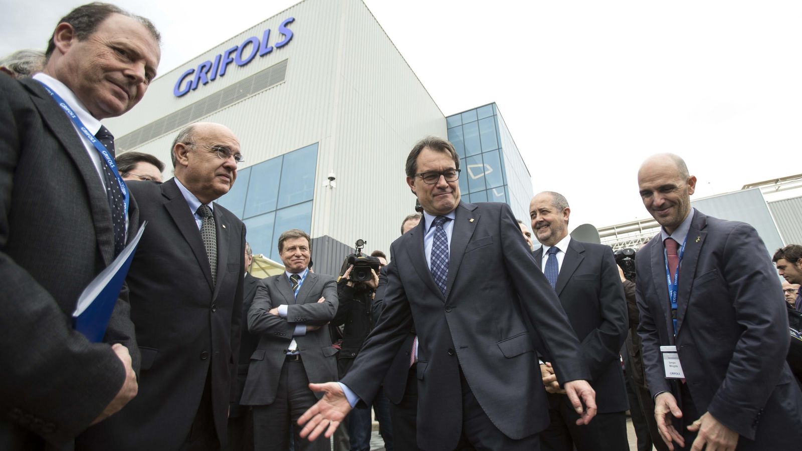 Foto: El presidente de la Generalitat, Artur Mas, en una visita a la planta de hemoderivados de Grifols. (EFE)