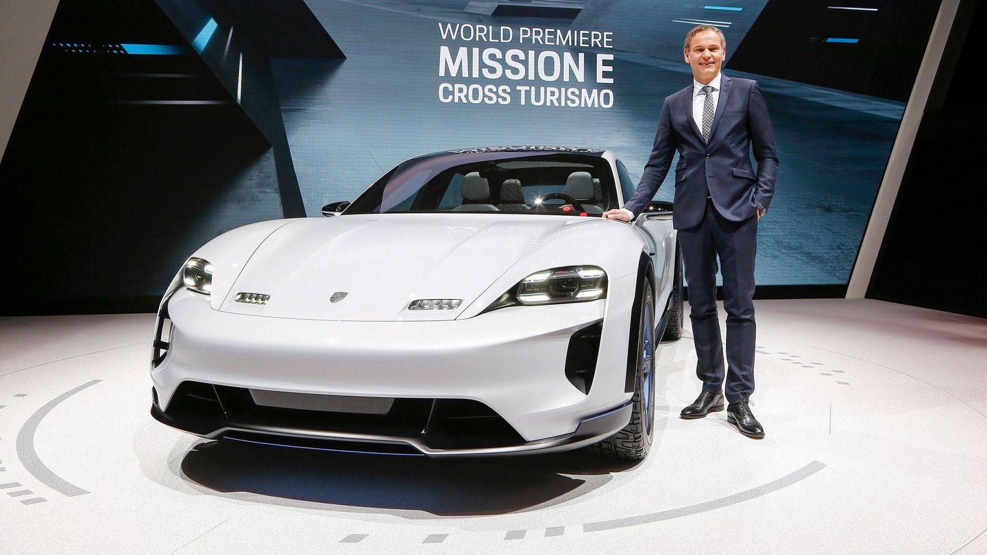 El presidente de Porsche junto al Mission E Cross Turismo.