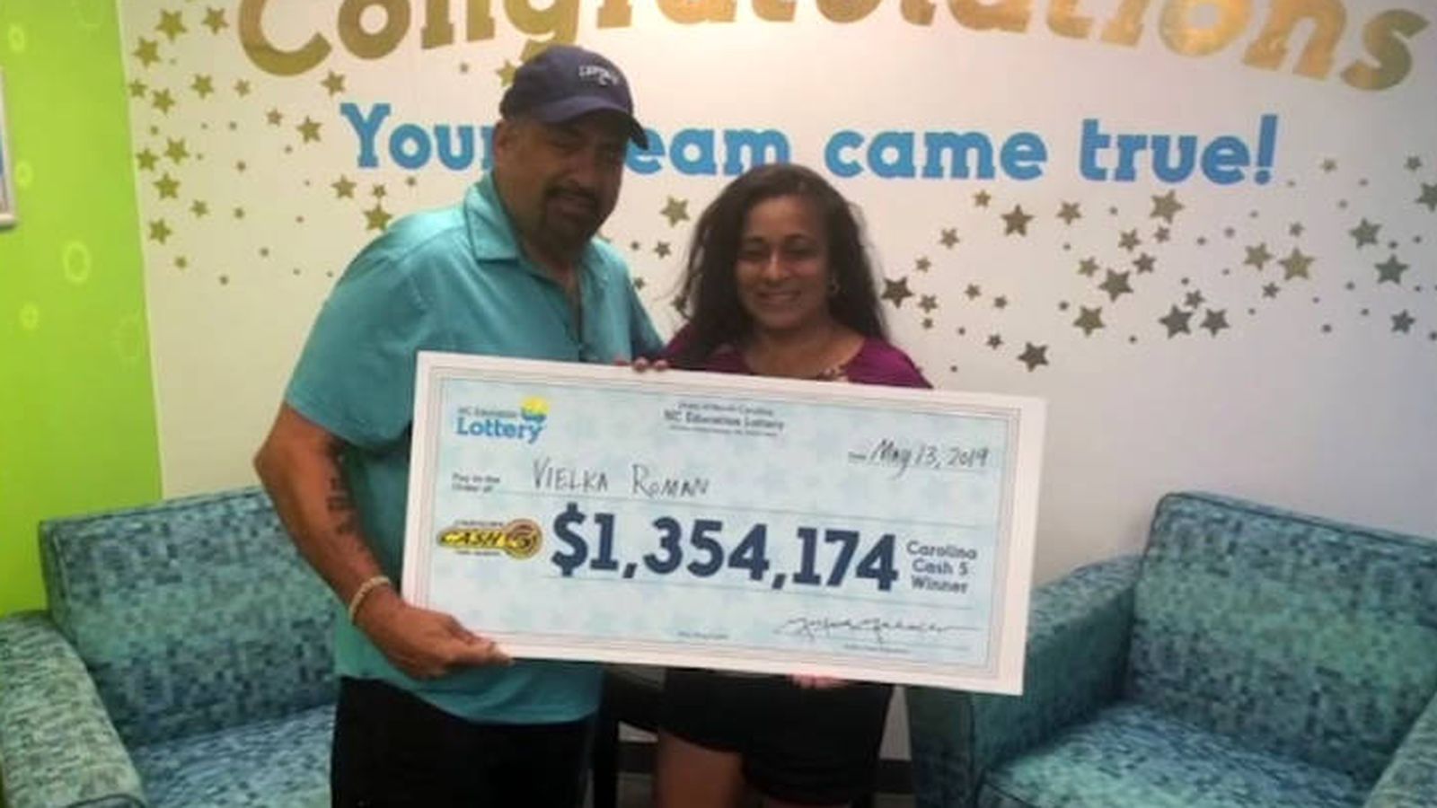 Foto: Vielka Roman y su prometido, Al, en el momento de recibir su cheque de ganadores (Foto: Lotería de Carolina del Norte)