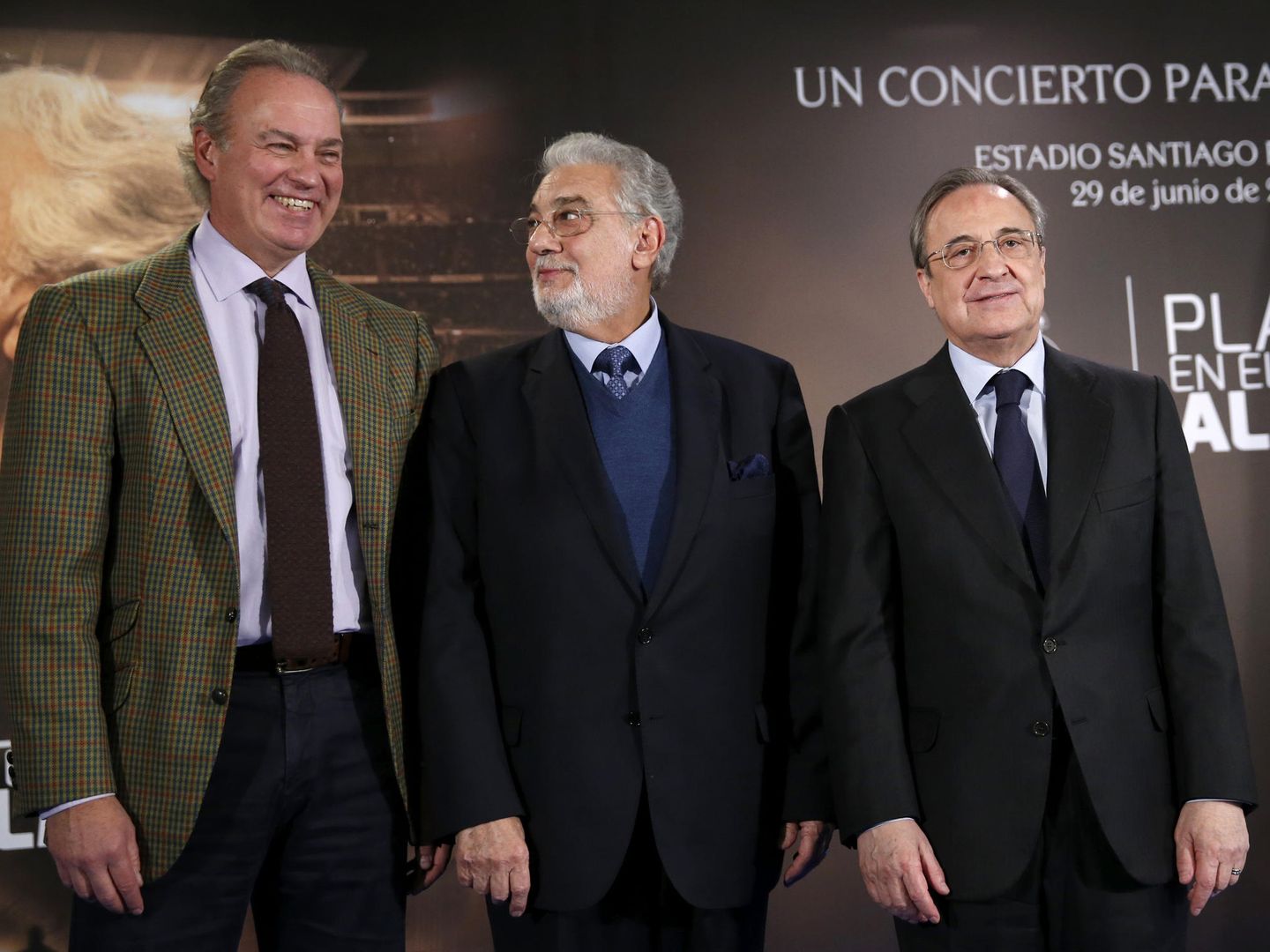 Presentación del concierto homenaje a Plácido Domingo, entre Bertín Osborne y Florentino Pérez, del 29 de junio de 2016 en el Bernabéu. (EFE)