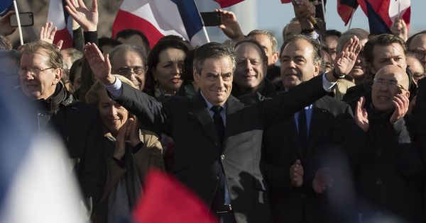 Foto: El candidato de Los Republicanos a la presidencia de Francia, François Fillon, saluda a la multitud tras un discurso, en París, el 5 de marzo de 2017 (Reuters). 