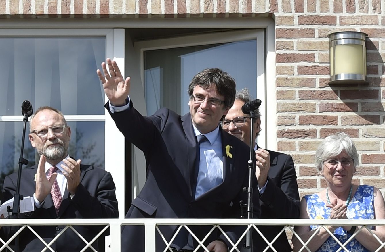 Carles Puigdemont saluda a sus seguidores desde su residencia en Waterloo, Bélgica. (Reuters)