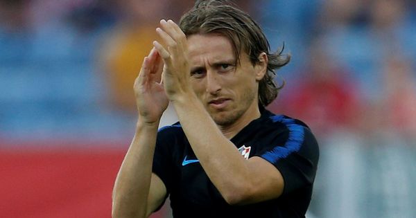 Foto: Luka Modric aplaude a los aficionados después de un partido disputado con la selección croata. (Efe)