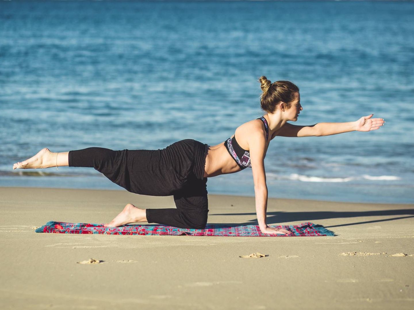 Este es un ejercicio muy habitual del yoga y el pilates. (Fezbot2000 para Unsplash)