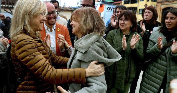 Foto: Neus Lloveras saluda a la consejera de Gobernación, Meritxell Borràs (c), en su primera aparición pública tras su salida de prisión. (EFE)