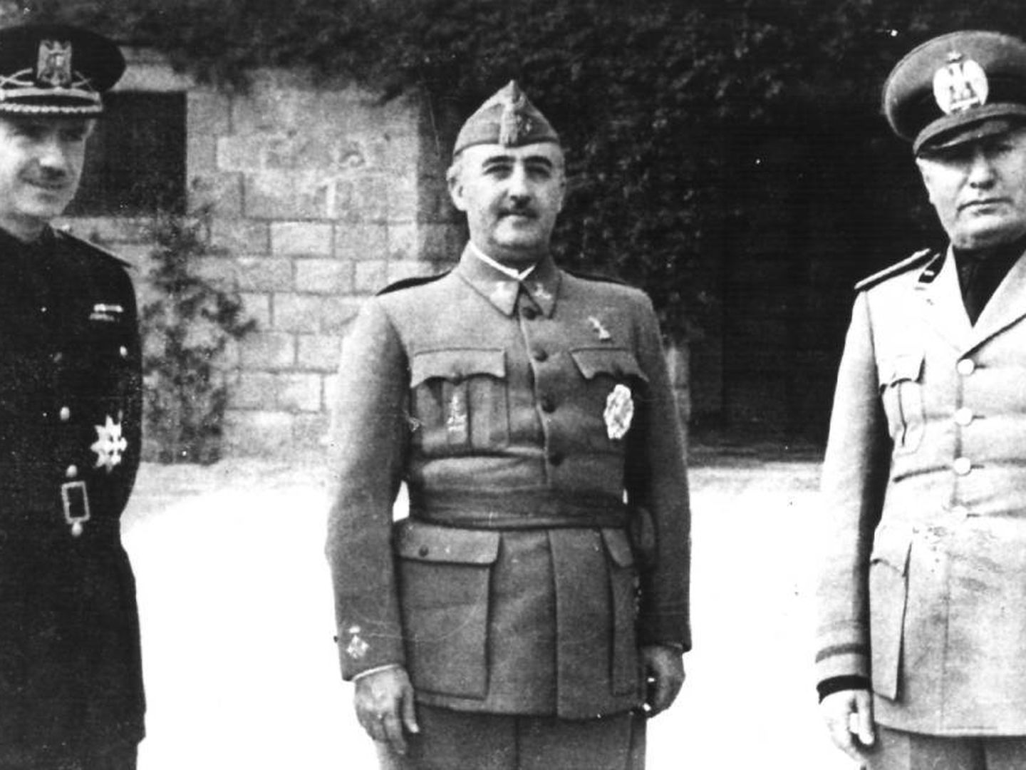 Franco (centro) junto a Mussolini (derecha).