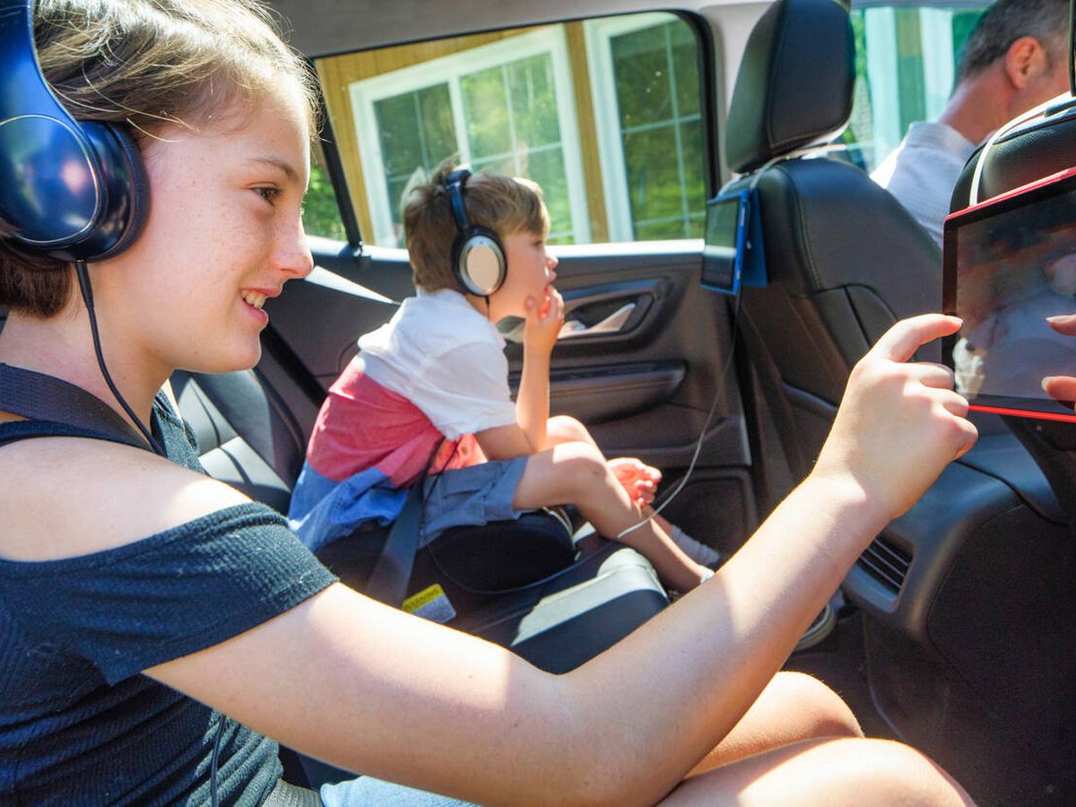Soportes de coche para tabletas ideales para hacer viajes familiares y trayectos largos más cómodos 