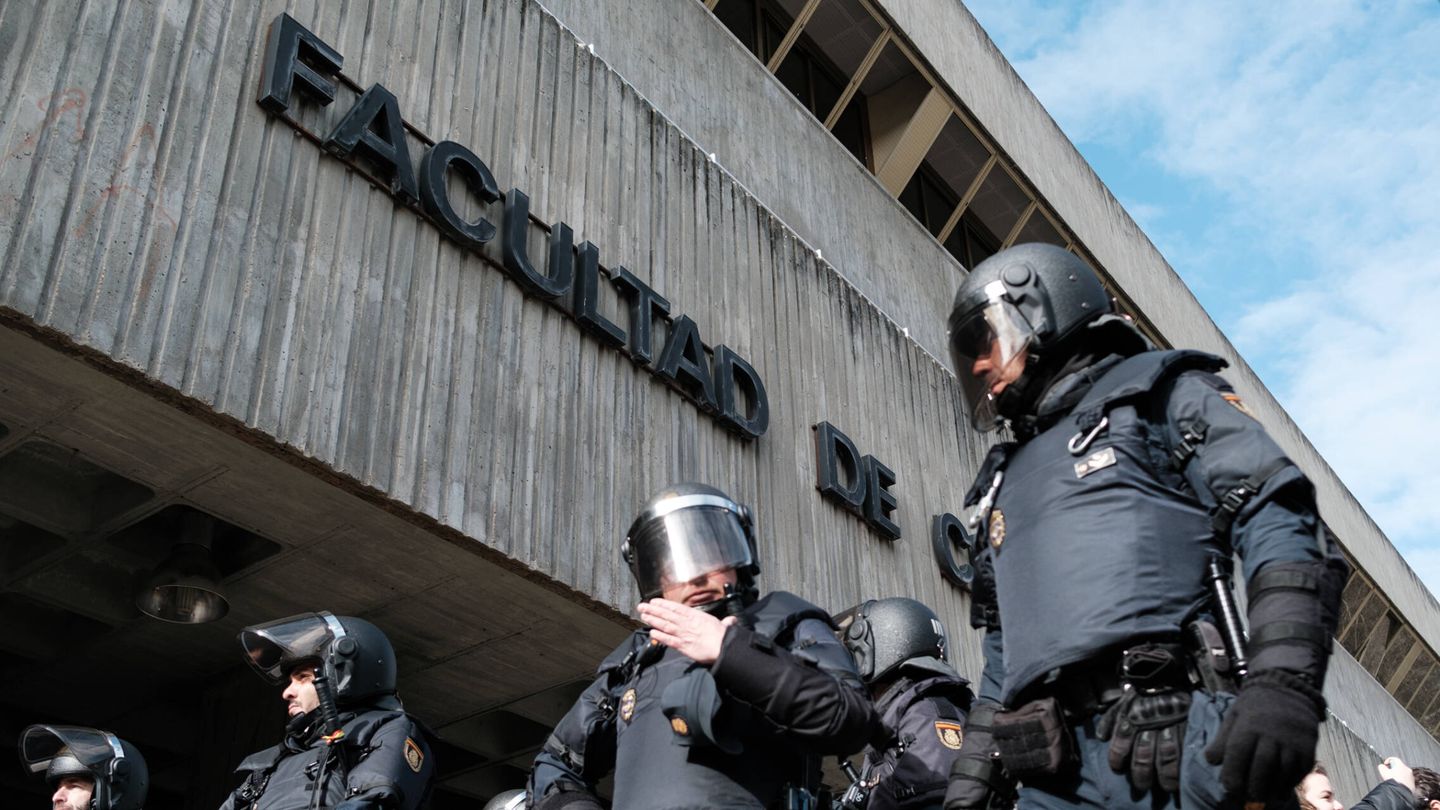 Policías antidisturbios en el exterior de la Facultad de Ciencias de la Información después de que Ayuso abandonara el edificio. (S. B.)