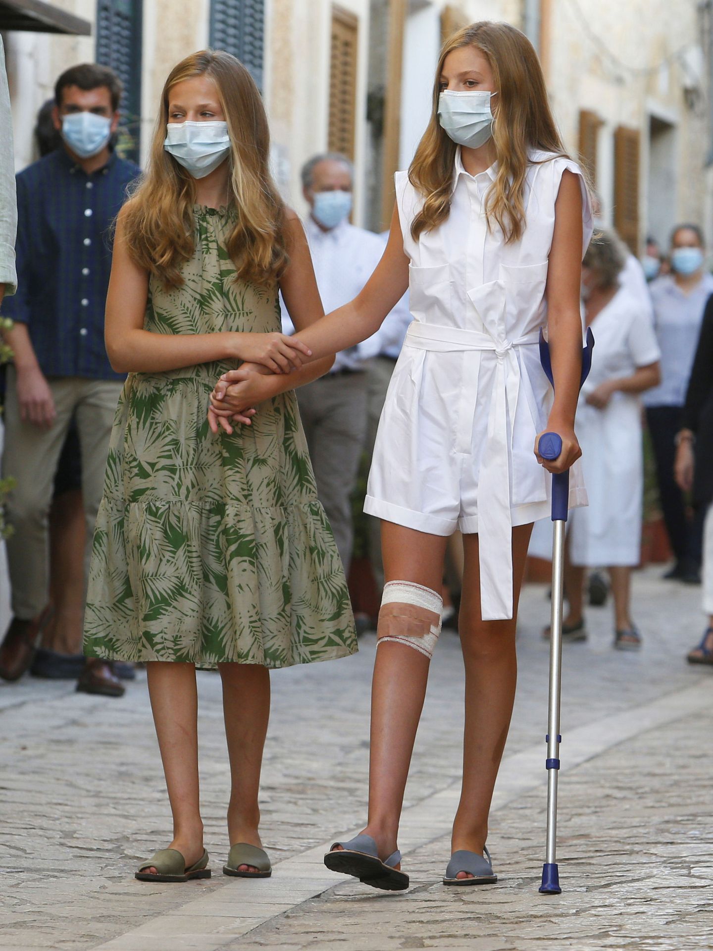 La infanta Sofía y Leonor, en Petra en 2020. (Reuters/Enrique Calvo)