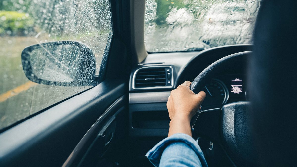  ¿Qué hacer si te sorprende una fuerte lluvia en el coche?