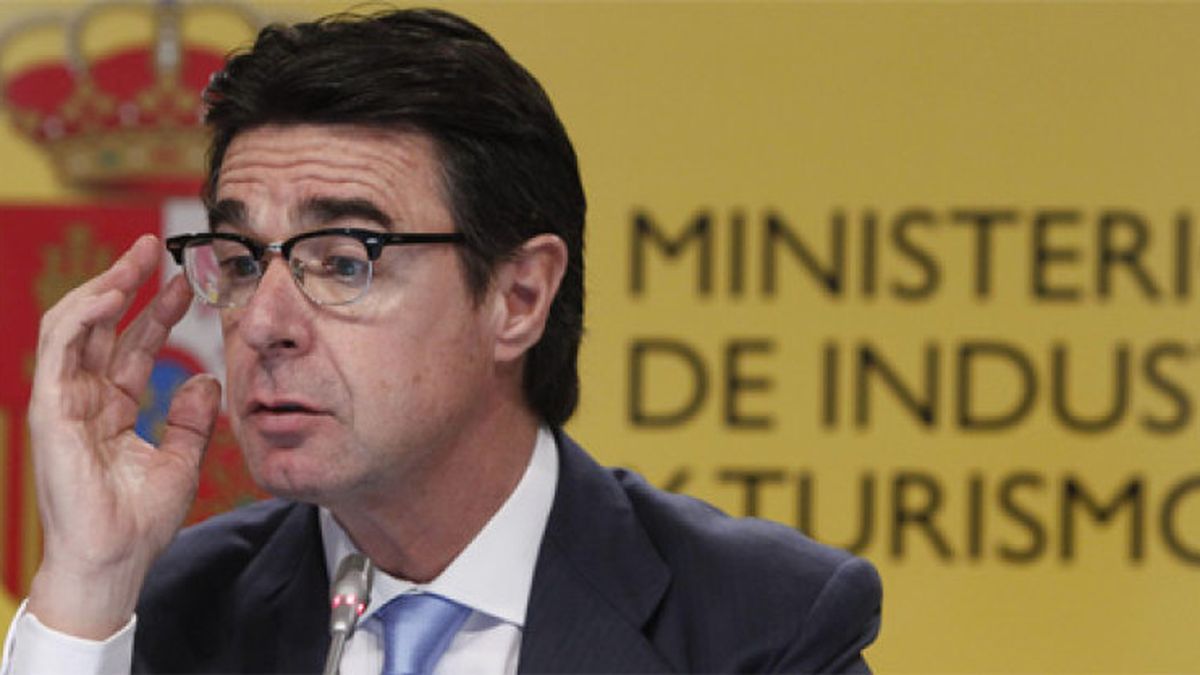 Soria pide un crédito extra de 2.200 millones para salvar los números del sector eléctrico