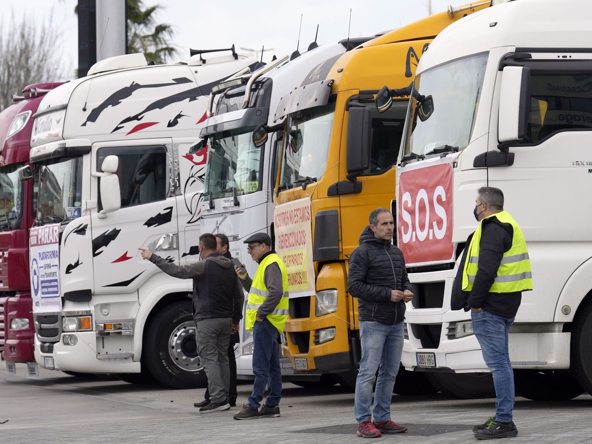 Foto: Varias decenas de camioneros se concentran en la entrada de Mercabarna. (EFE/Alejandro García)