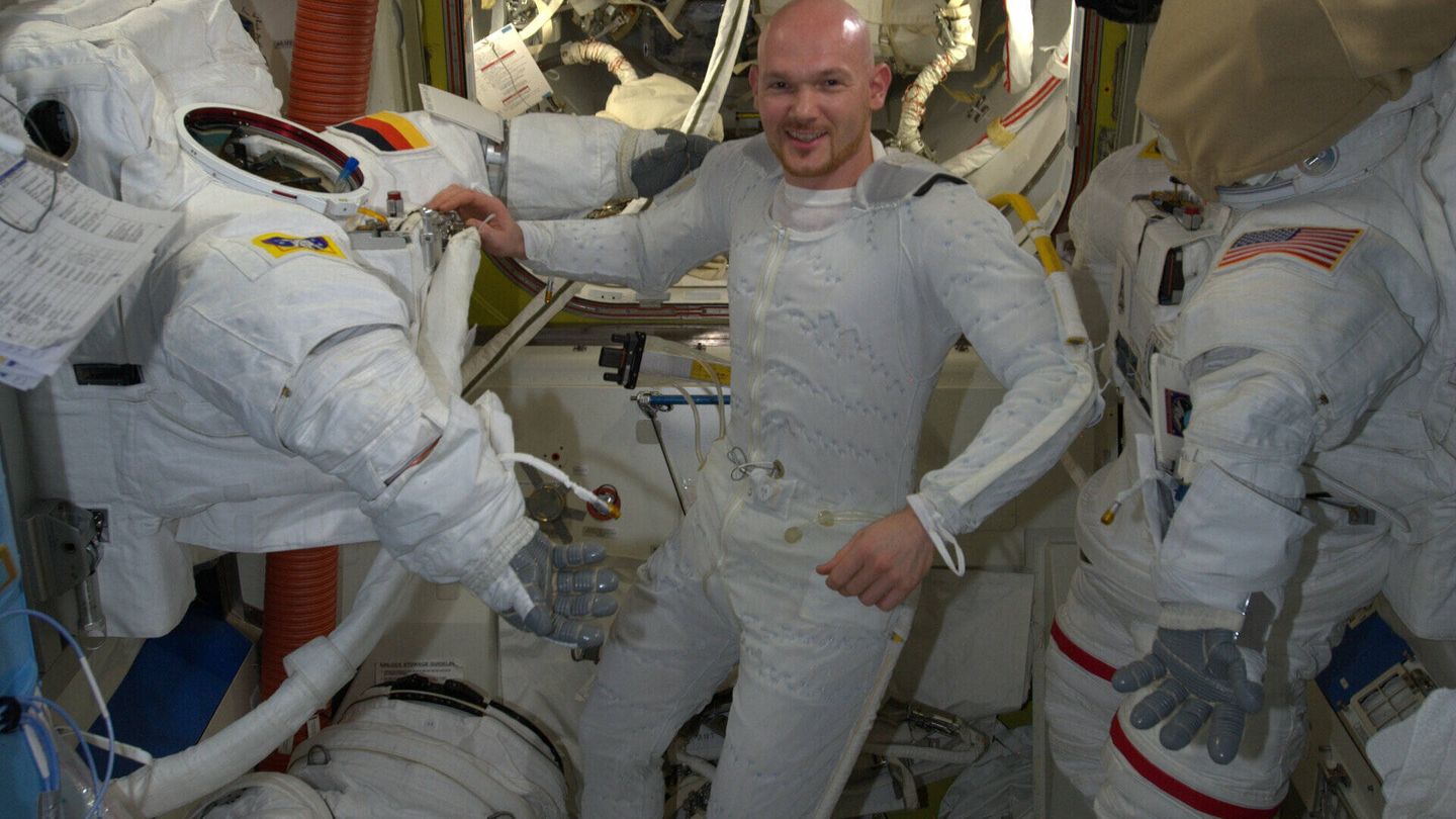 El astronauta Alexander Gerst vestido con la ropa interior del traje espacial. (ESA) 