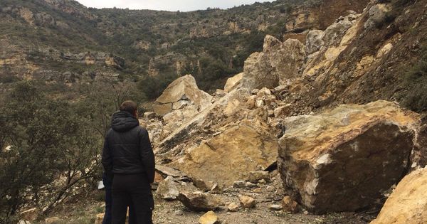 Foto: Desprendimiento de rocas en el que han muerto dos personas en Lleida. (Mossos)