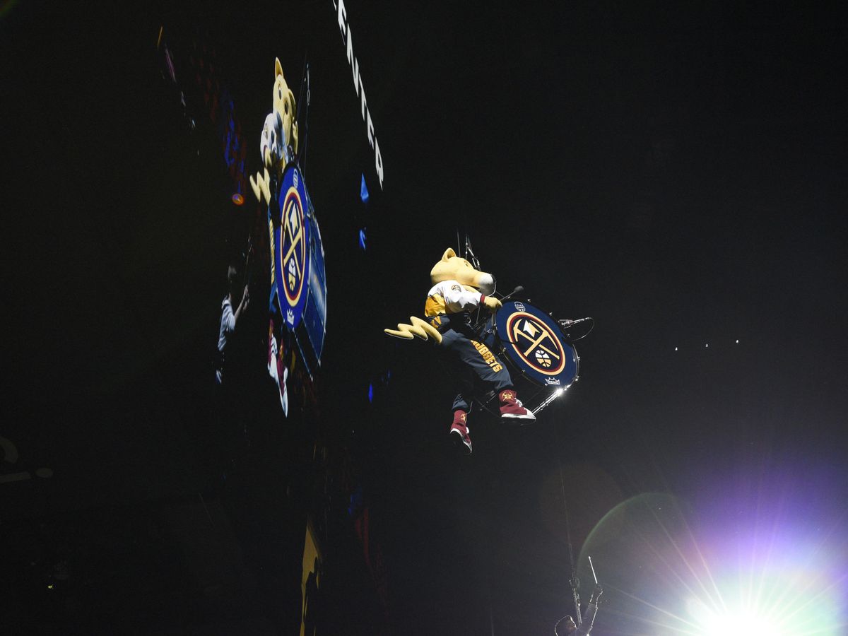 Foto: La mascota de los Denver Nuggets haciendo su entrada triunfal en el estadio (EFE/Todd Pierson)