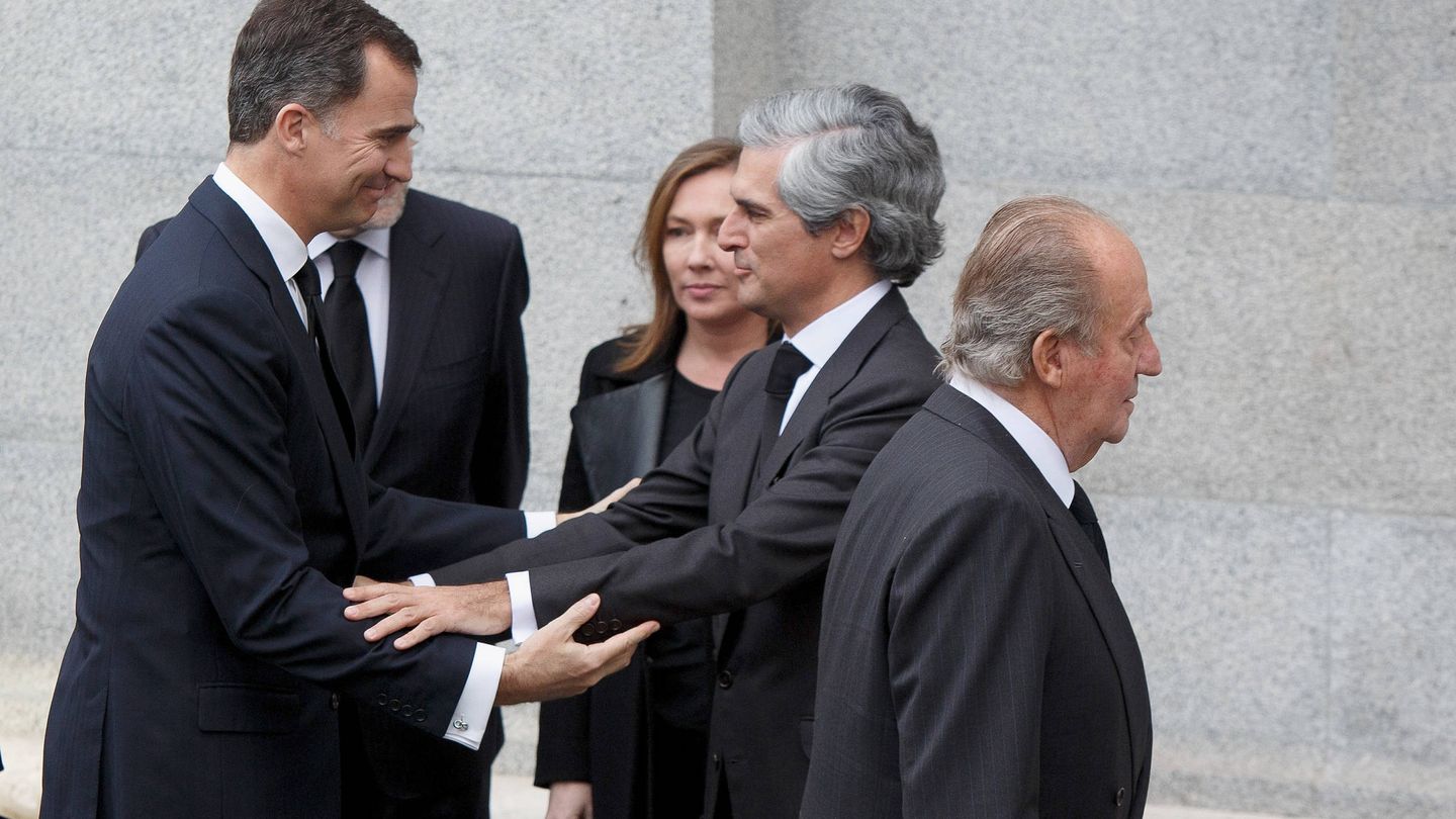  Los Reyes saludan a Illana en el funeral de Estado de su padre, Adolfo Suárez. (Getty)