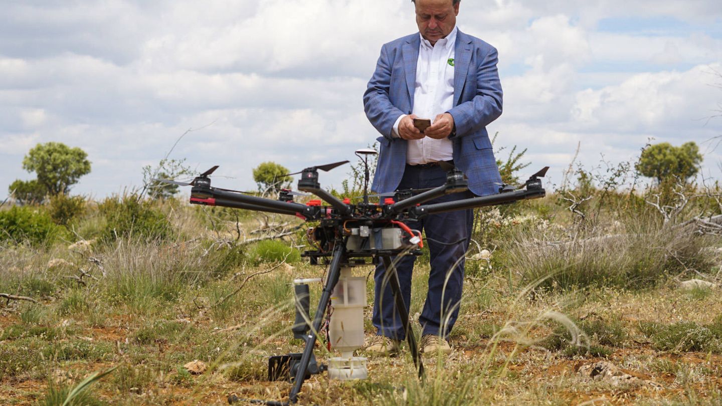 Wenceslao Sáez junto con uno de los drones. (M. Mcloughlin)