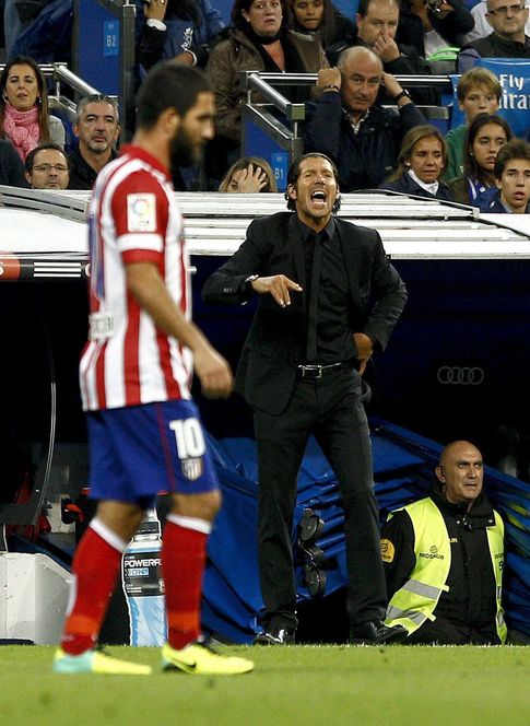 Foto: Simeone da órdenes a su equipo en el Bernabéu.