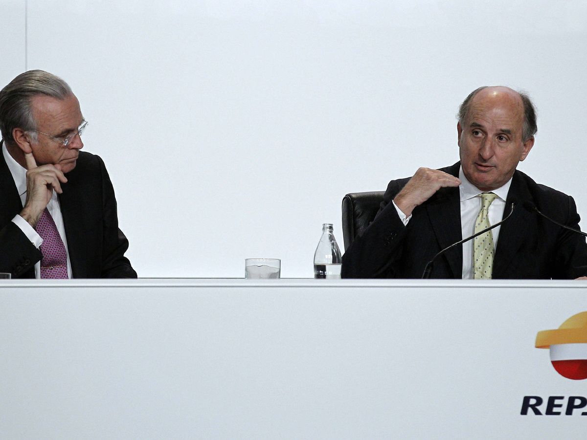 Foto: El presidente de Repsol, Antonio Brufau (d), junto al expresidente de La Caixa Isidre Fainé, en 2012. (EFE)