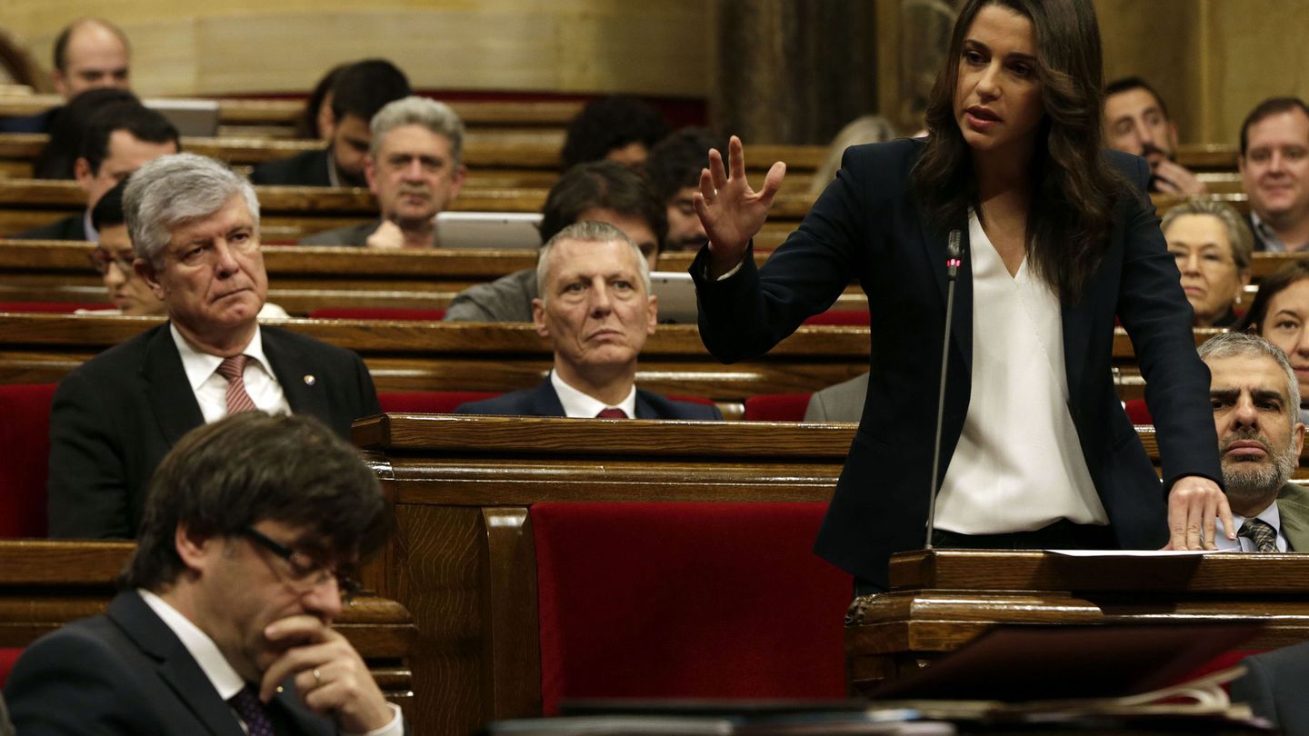 Inés Arrimadas se dirige al 'expresident' Puigdemont en la pasada legislatura desde su escaño. (EFE)