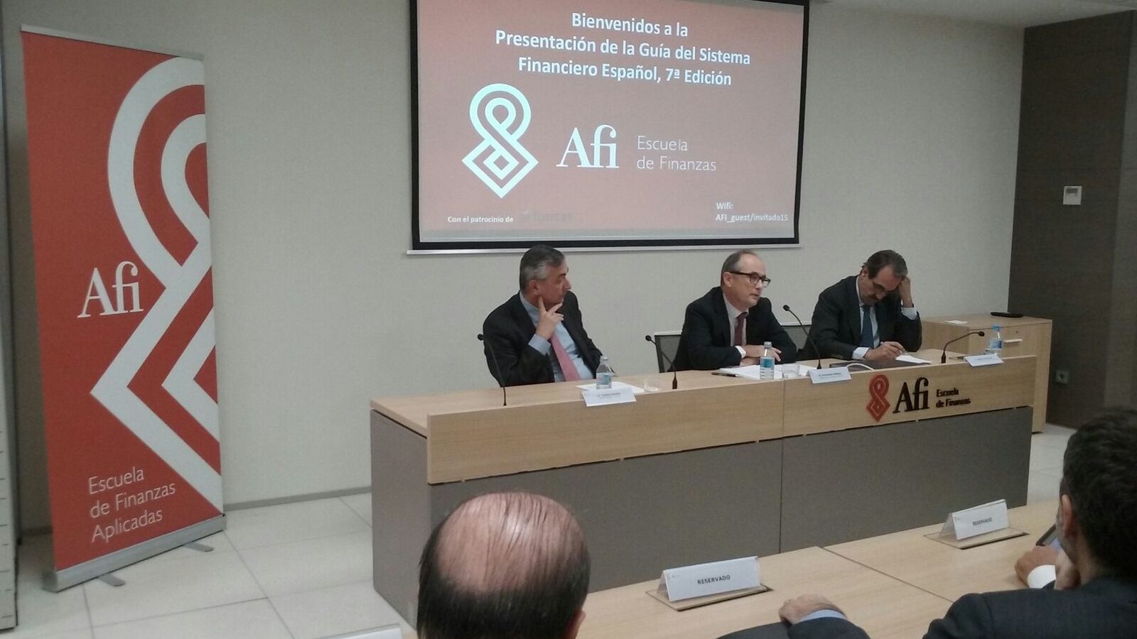 Foto: Fernando Restoy, en el centro, durante su intervención en la presentación de la 'Guía del sistema financiero español'. (Afi)