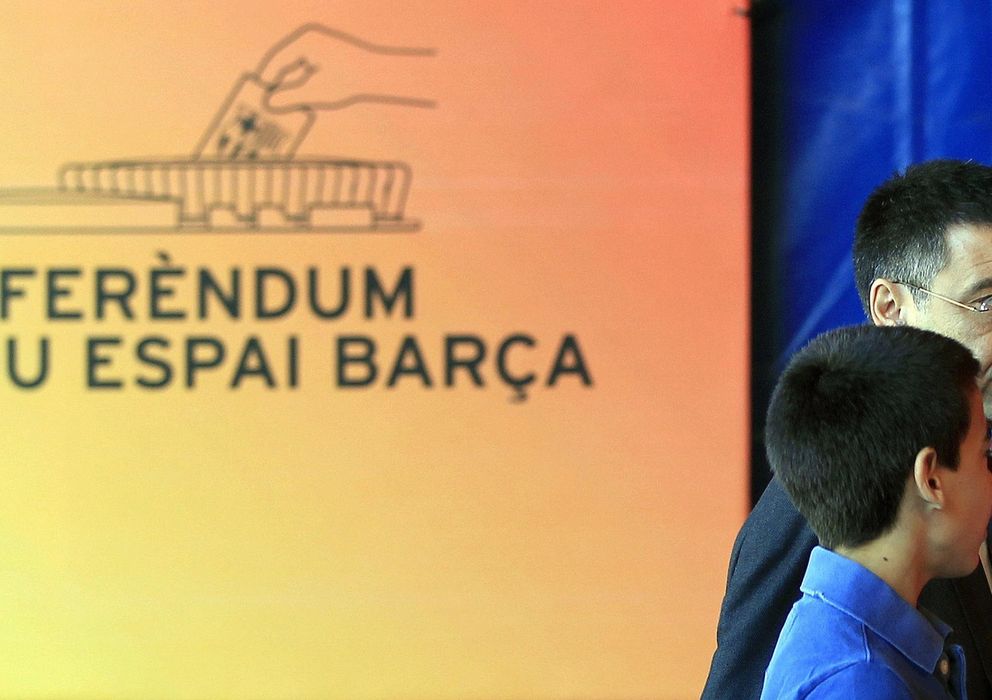 Foto: Josep María Bartomeu junto a su hijo tras depositar su voto (Efe).