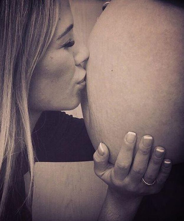 Foto: Tamara Gorro besando la barriga de la madre de alquiler (Instagram)