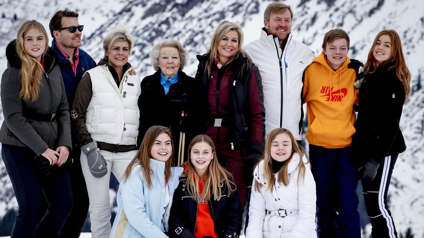 La familia real holandesa, en unas vacaciones en la nieve en 2020. (EFE/ Robin Van Lonkhuijsen)