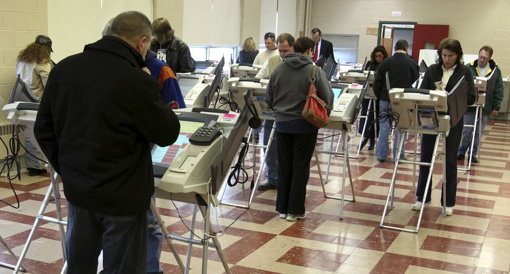 Dispositivos electrónicos situados en un colegio de Ohio para las elecciones presidenciales estadounidenses de 2012. (Reuters)